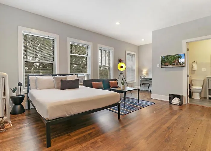 Modern Minimalist In Portage Park - Pensacola 3w Apartment