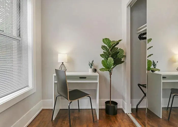 Modern Minimalist In Portage Park - Pensacola 3w Chicago